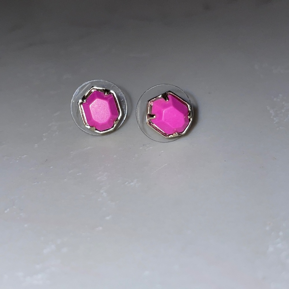 hot pink kendra scott earrings